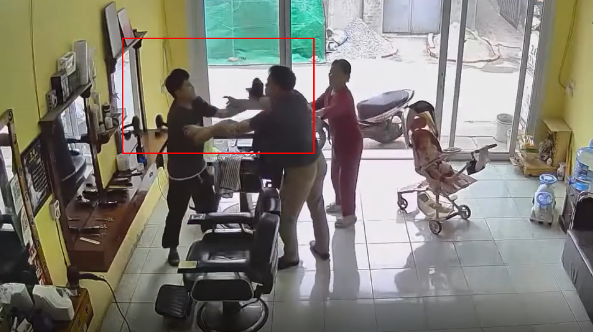Khách vào cắt tóc, người thợ từ chối cắt tóc liền bị tác động vật lý tại Như Quỳnh Văn Lâm