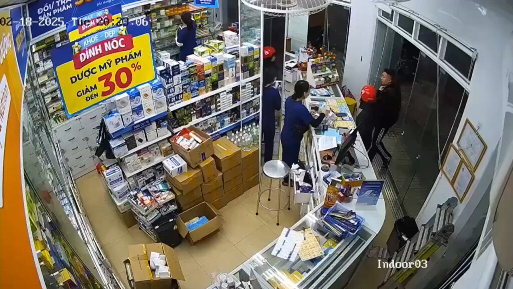 Kh*ách hàng nam đấm đá nữ nhân viên nhà thuốc 