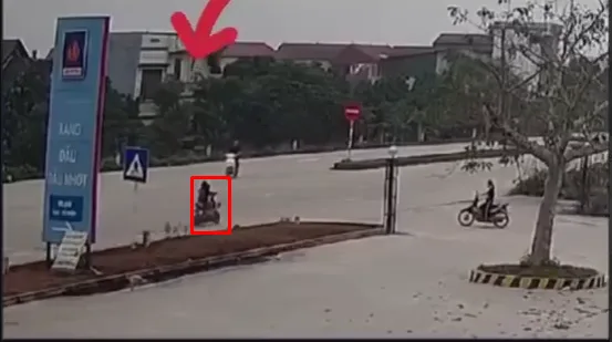 Camera ghi lại vụ TNGT cây xăng Lý Nhân, Vĩnh Tường, VP. Thật khó tin là 2 cháu nhỏ vẫn bình an.