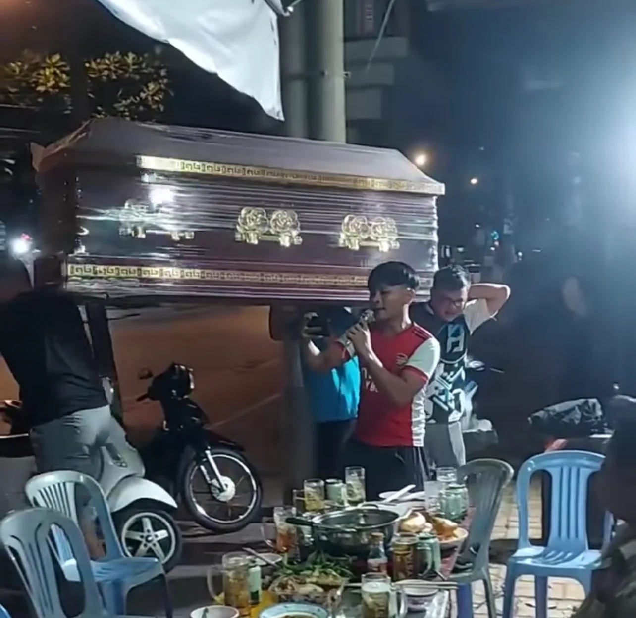 Nghề đang hot à! nghề cõng quan tài.. hết muốn nói, kkk