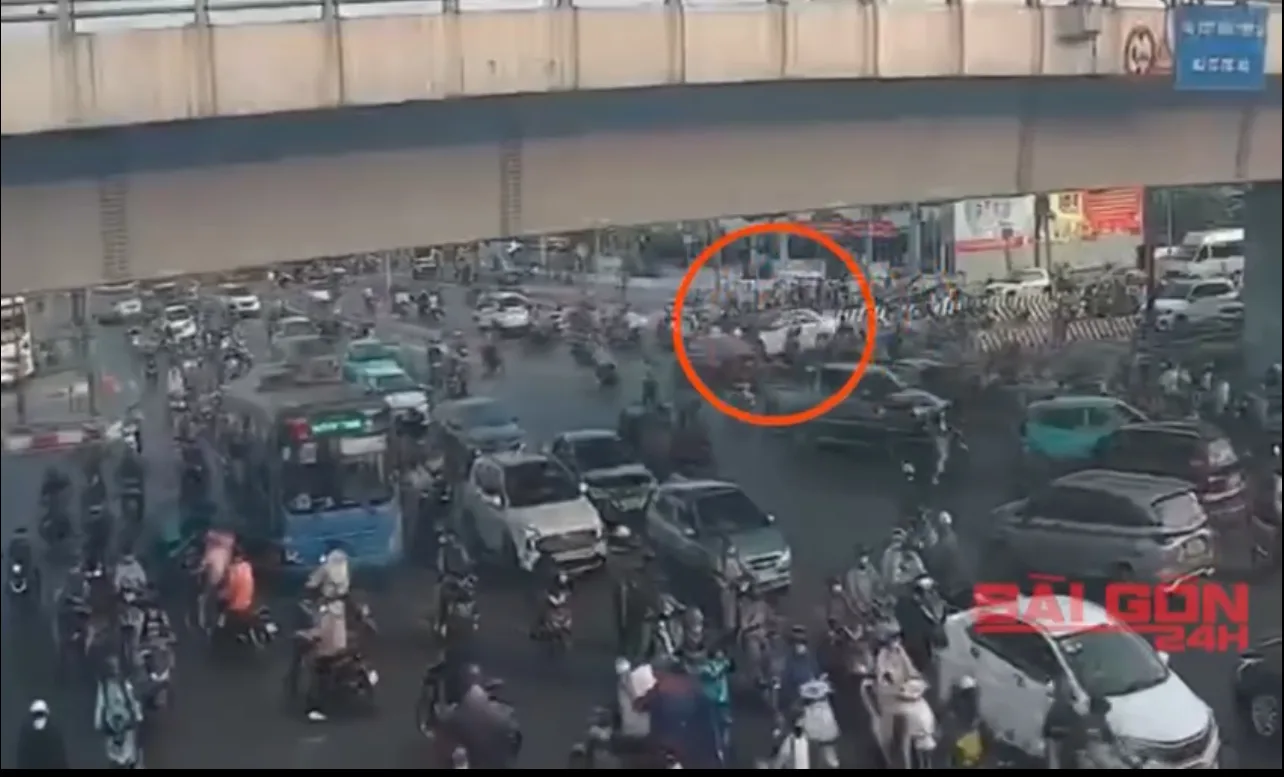 Camera ghi lại vụ tài xế Mercedes gây tai nạn ở Ngã tư Thủ Đức, Phường Hiệp Phú, Thành Phố Thủ Đức, khiến một nữ sinh tử vong tại bệnh viện
