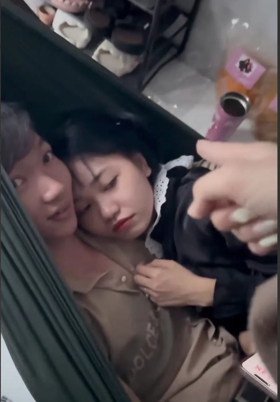 Long An: Chị vợ bắt quả tang chồng đang ôm bé 3 trên võng