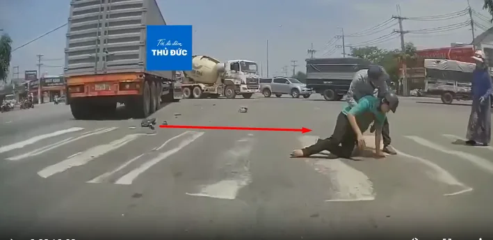 Anh tài xế công nghệ thoát nạn khó tin ngay dưới bánh xe container tại ngã tư Phú Lợi – BD