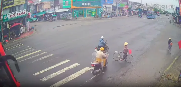 Xsém ngủm: Đang tính dừng xe buôn chuyện xí mà cũng không được yên..