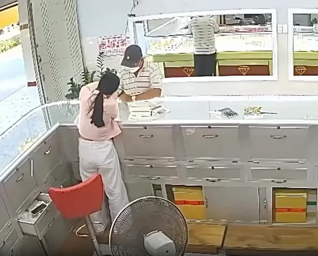 Bà chủ tiệm vàng ở Bà Rịa – Vũng Tàu nhảy qua tủ kính cùng người dân “bắt nóng” đối tượng cướp tiệm vàng