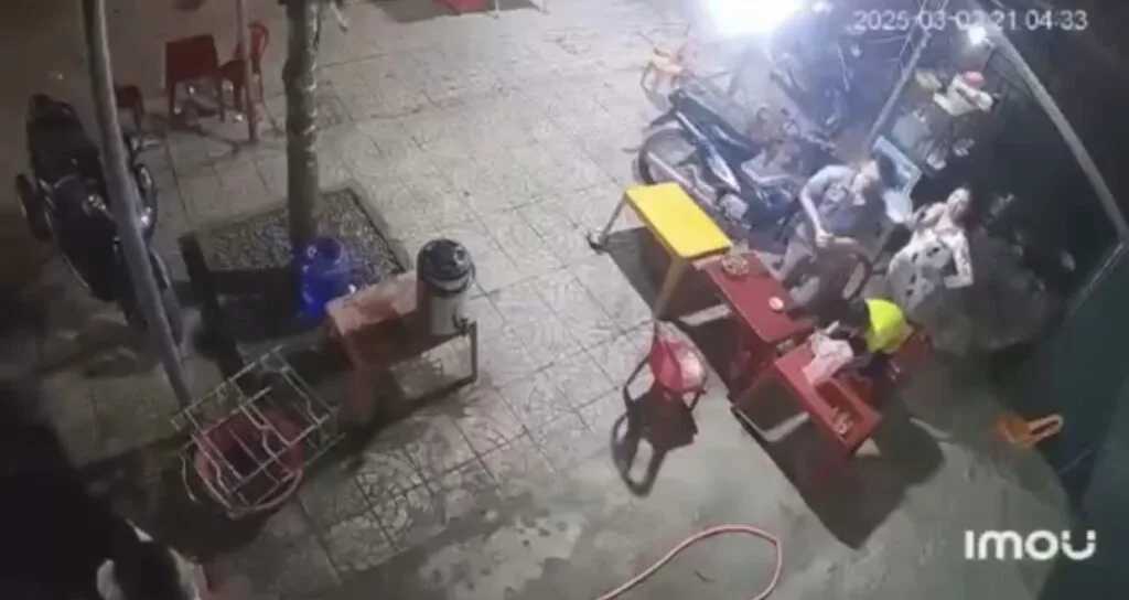 Quảng Trị: 2 người phụ nữ cãi nhau lớn tiếng, ném ly trúng vào đầu 1 em bé đang ngồi ăn đối diện