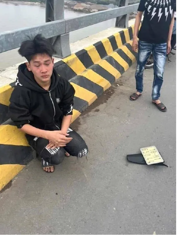 Cắt bản số xe của người ta rồi các cháu chụp ảnh khỏe chiến tích..sợ mấy chú công an tìm ko ra và CÁI KẾT, hahaha