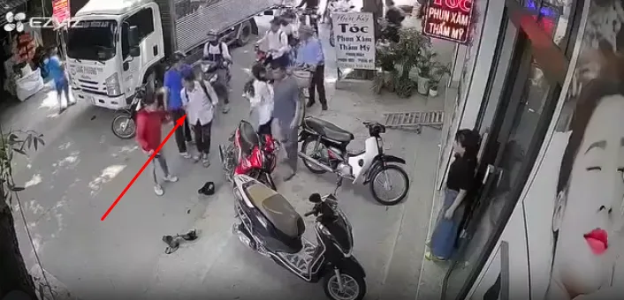 Quỳnh Côi – Quỳnh Phụ – Thái Bình: Nam sinh đang đi xe máy bị 1 nhóm đối tượng đánh hội đồng ngay trên đường đi học về