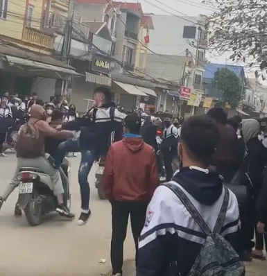 Đánh nhau chưa biết ở đâu vừa thấy trên tik tok (chưa rõ nguyên nhân)