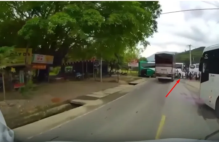 Chân đèo Khánh Lê: xe tải đổ đèo gặp xe chở Sinh Viên lùi từ quán ăn ra (thêm video)