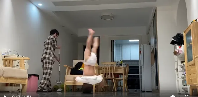 Đam mêm hiphop từ lúc còn mặc tả đây này, điêu luyện quá!