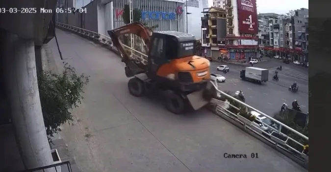Video vụ tai nạn máy xúc sáng nay ở phố nhà thờ – Hạ Long khiến tài xế tử vong tại chỗ