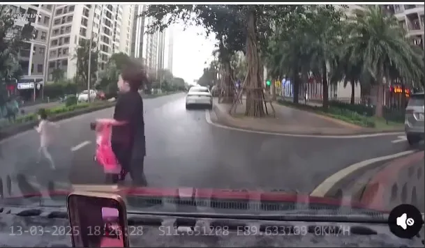 Mẹ kiểu gì thế.. đứa nhỏ lao nhanh quá!!