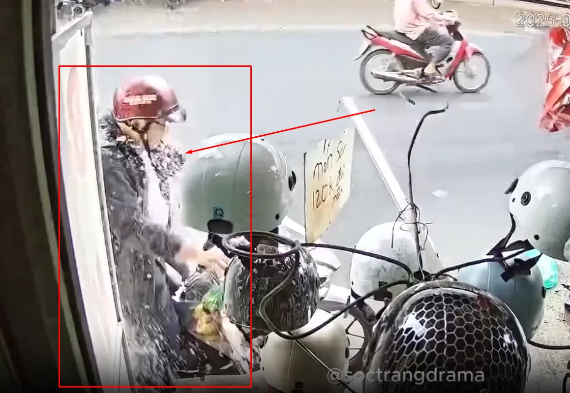 Tạt nước bẩn lên khách – 2 cửa hàng bán nón bảo hiểm sát bên nhau mà sao nỡ..