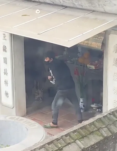 Thay vì xin lộc tối nay về con gì.. thì thanh niên nhanh trí biết lộc ở đâu luôn! :)))