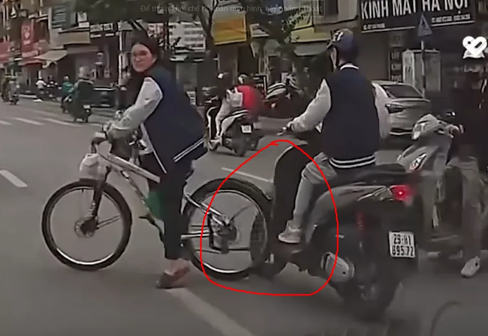 Xe máy đi lớp tớp, làm tội em học sinh đi xe đạp rồi chạy thẳng luôn