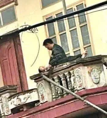 Bắc Ninh: Lẻn vào ăn trộm không thành.. bắt cóc bé gái lên mái nhà làm con tin.