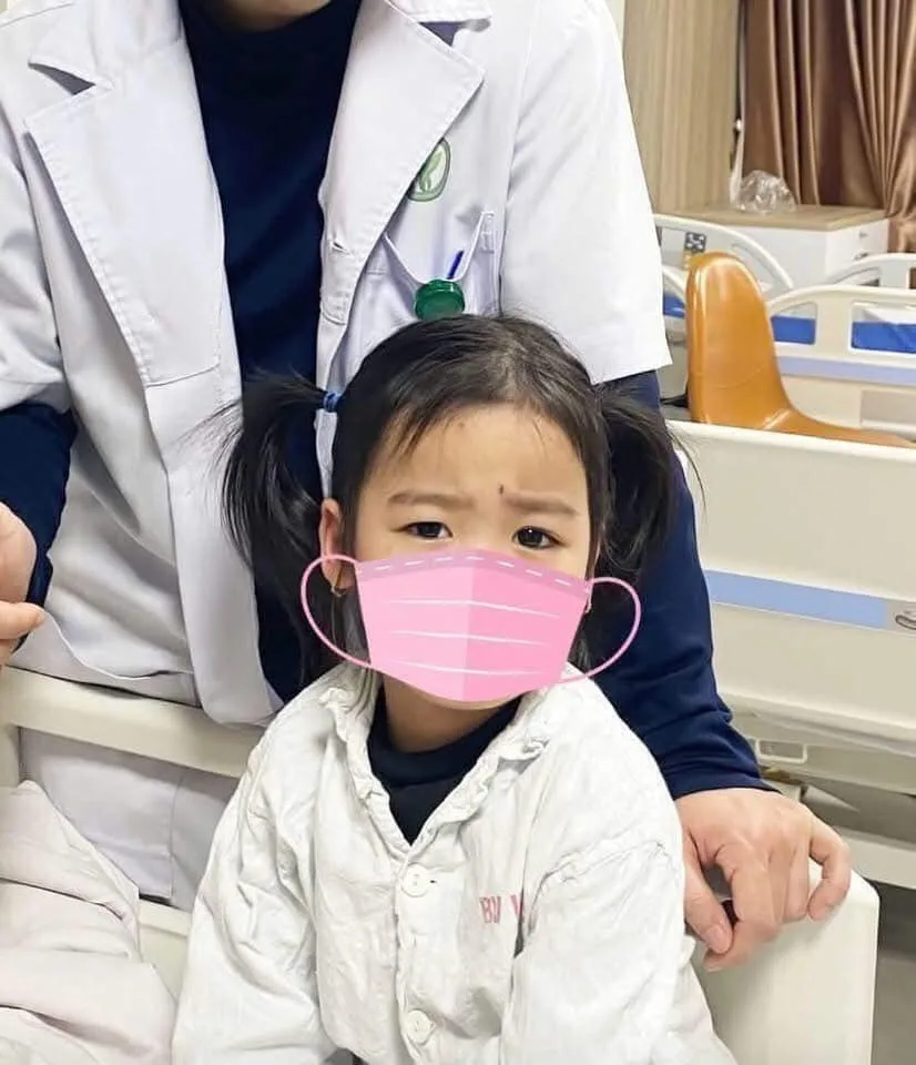 Một bé gái ăn xiên nướng, bị que xiên cắ-m vào trán