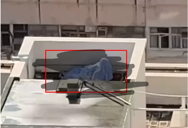 Cặp đôi phang nhau trên sân thượng mặc dù trời nắng chang chang nhưng vẫn trùm mền