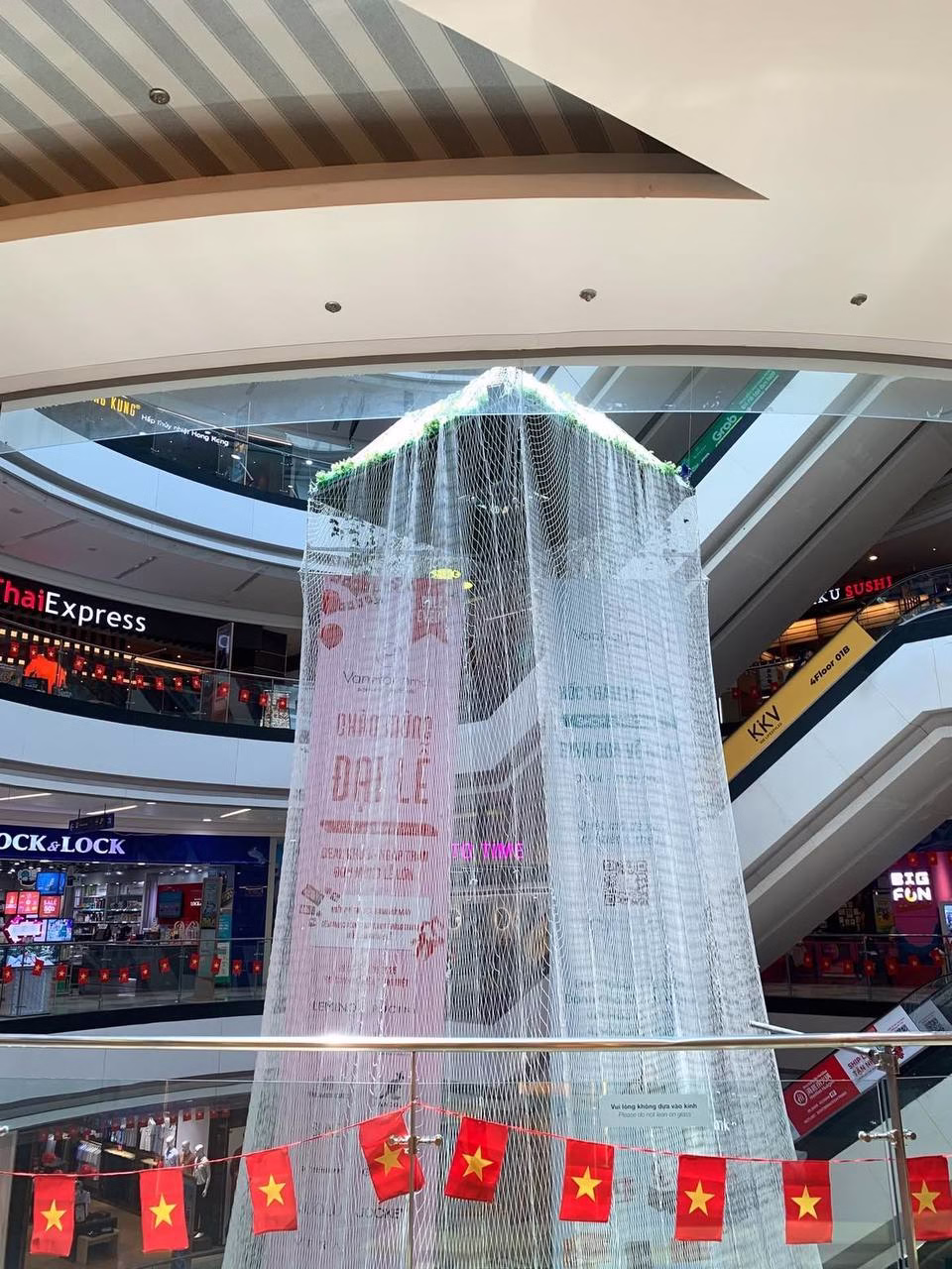 Vạn Hạnh Mall trong nỗ lực chống nhảy dù mà quên mang dù.. đã có lưới trời lồng lộng rồi nè