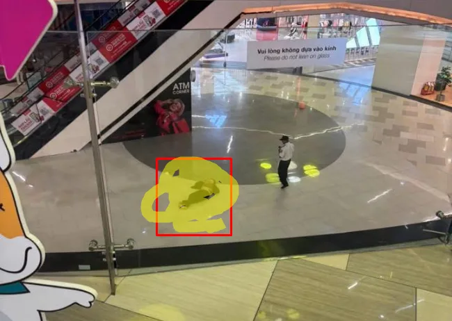 Vạn Hạnh Mall ngay lúc này người phụ nữ nhảy xuống..