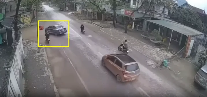 TNGT: 1 người tốc độ nải chuối, 1 người rẽ không xi nhan